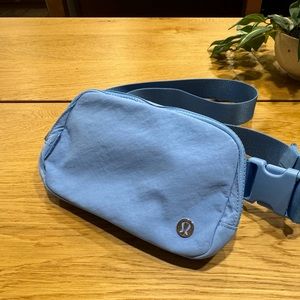 Lululemon Everywhere Belt Bag 1L. Blue. Like new